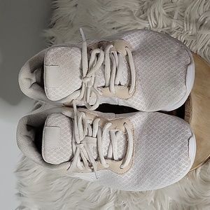 Nike tanjun white sneakers youth size 7